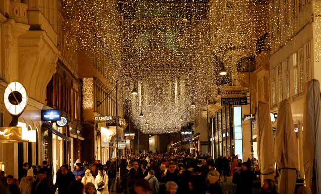 Na Dunaju je v zadnjih dneh leta ogromno turistov, celotno leto pa že velja za dunajski turistični rekord, ki je presegel številke izpred pandemije.        Fotografiji Leonhard Foeger/Reuters