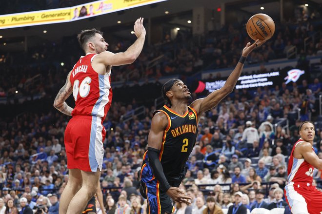 Shai Gilgeous-Alexander (desno) je bil najboljši strelec Oklahome v zmagi proti Memphisu. FOTO: Alonzo Adams Usa Today Sports Via Reuters Con