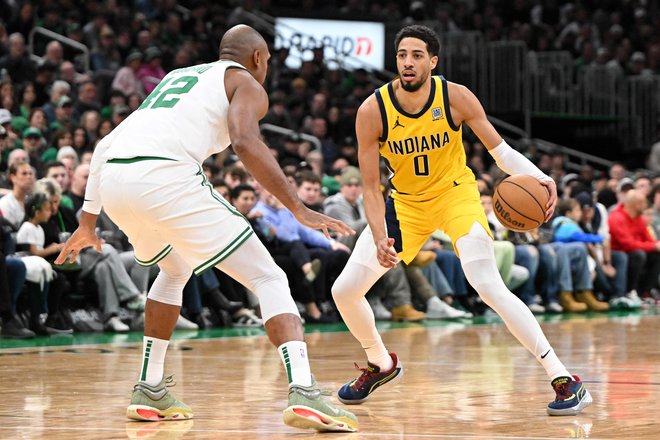 Za prvake lige NBA košarkarje Bostona je bil nerešljiva uganka Tyrese Haliburton (desno). FOTO: Brian Fluharty/Getty Images Via AFP