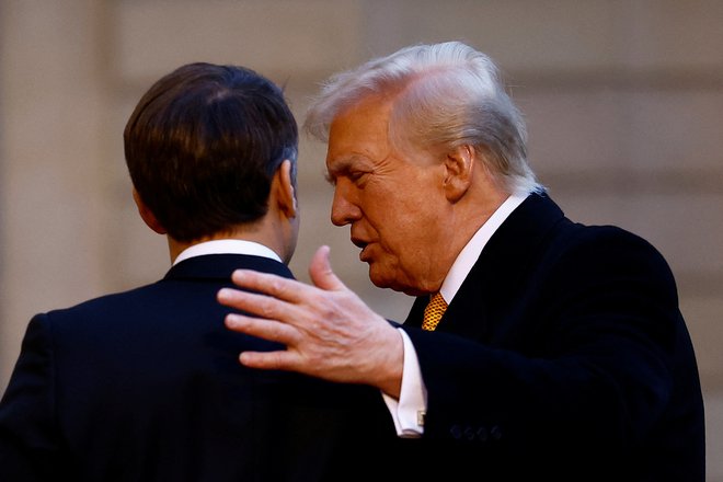 Francoski predsednik Emmanuel Macron in prihodnji ameriški predsednik Donald Trump med srečanjem v Parizu v začetku tega meseca. FOTO: Sarah Meyssonnier/Reuters