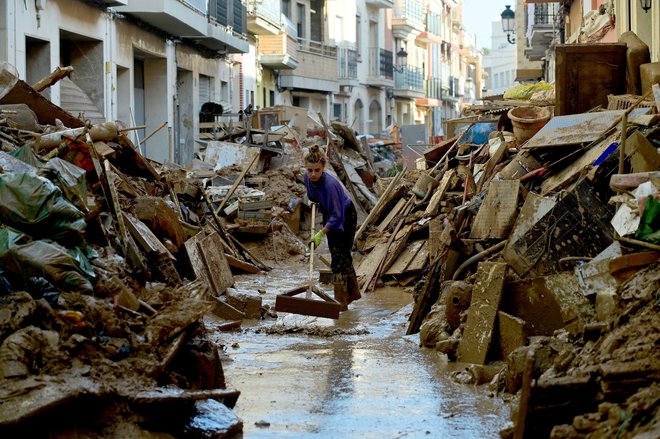 V poplavah na vzhodu Španije, najhujših v sodobni zgodovini te države, je umrlo več kot 200 ljudi, enormna je škoda na infrastrukturi in v kmetijstvu. FOTO: Jose Jordan/AFP