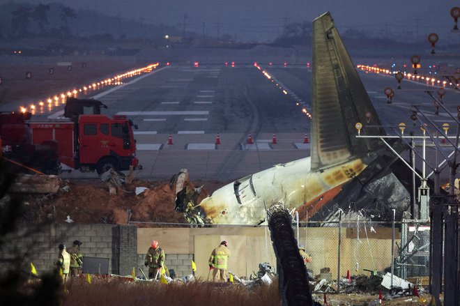 V tragediji letala družbe Jeju Air je izgubilo življenje 179 ljudi. FOTO: Kim Hong-ji/Reuters