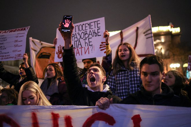 O protestih večinoma pišejo le mediji, ki niso pod vplivom v Srbiji vladajoče stranke SNS. FOTO: Marko Djurica/Reuters