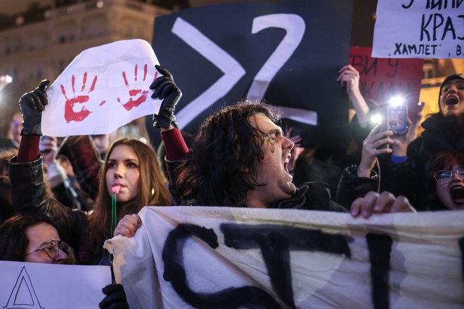 Kljub zatiskanju oči nekaterih srbskih medijev, med njimi tudi državnega RTS, se protesti zares dogajajo. FOTO: Marko Djurica/Reuters