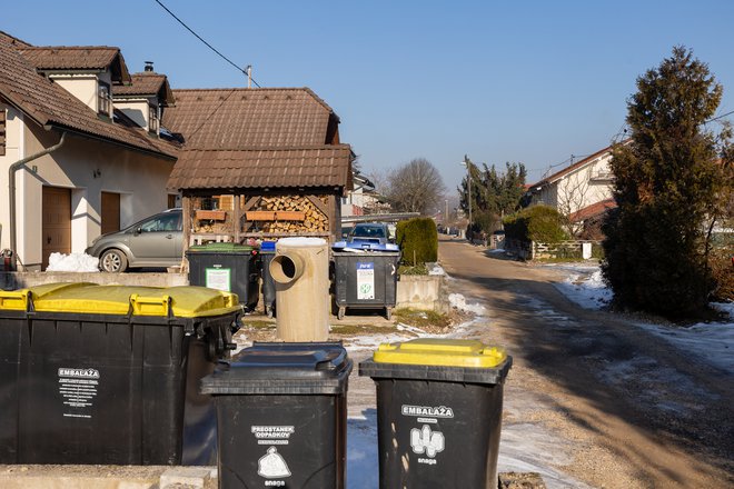 »Še vedno rešujemo težave zaradi odvoza smeti in se vozimo po neporavnanem makadamskem kolovozu,« pravi Klemen Košir, predstavnik stanovalcev Ceste v Zeleni Log. FOTO: Črt Piksi/Delo