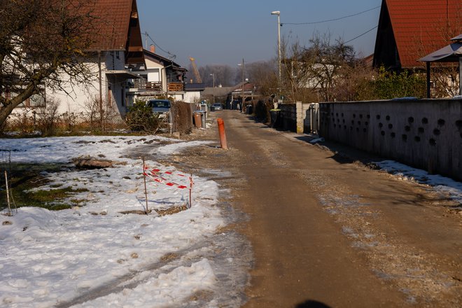 Gradnja kanalizacije na Cesti v Zeleni Log je začasno ustavljena, a kalvarije še ni konec, pravijo stanovalci. FOTO: Črt Piksi/Delo