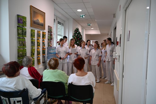 Nekaj prazničnega vzdušja so s petjem božičnih pesmi pred dnevi vnesli tudi dijaki četrtega letnika Srednje zdravstvene šole Ljubljana. FOTO: arhiv Onkološkega inštituta