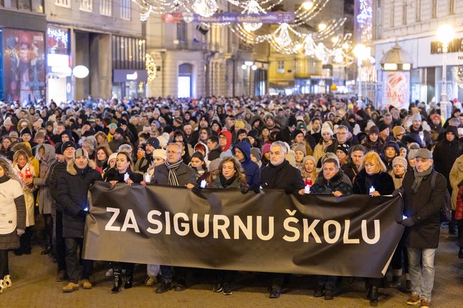 Osumljeni je 20. decembra zjutraj vstopil v osnovno šolo Prečko v Zagrebu in z nožem napadel več otrok in učiteljico. FOTO: Antonio Bronic/Reuters