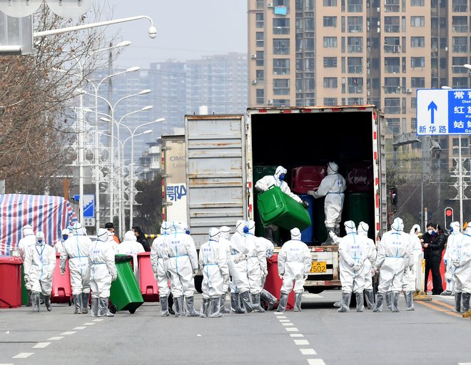 Na podlagi izkušenj so države decembra leta 2021 začele pripravljati mednarodni sporazum o preprečevanju pandemij in odzivanju nanje. FOTO: Stringer/Reuters