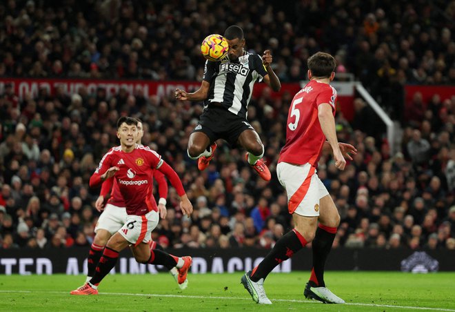 Švedski as pri Newcastlu Alexander Isak (v sredini) je že v 4. minuti  zabil gol in Manchester Unitedu zadal udarec, po katerem se ni več opomogel. FOTO: Phil Noble/Reuters