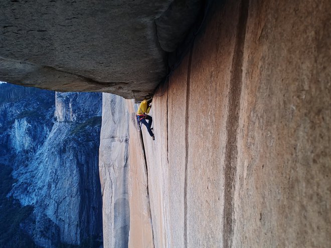 Jernej Kruder v znameniti strehi, v najtežjem raztežaju smeri El Corazon - Roof traverse 5.13b. FOTO: Dirk Uhlig 