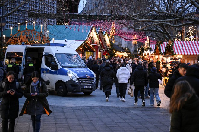 Policijski nadzor na božičnem sejmu na berlinskem Breitscheidplatzu. FOTO: Annegret Hilse/Reuters