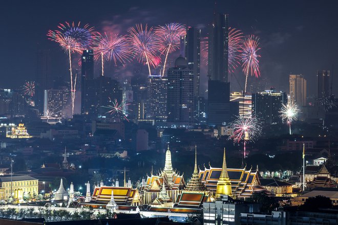 Spektakularen ognjemet je že razsvetlil tudi Bangkok. FOTO: Athit Perawongmetha/Reuters