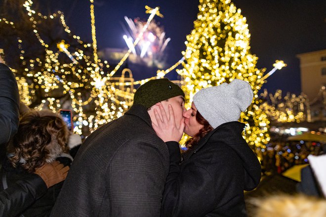 Številni so v jasni noči novo leto pričakali na prostem. Fotografije so iz Ljubljane. FOTO: Voranc Vogel

 