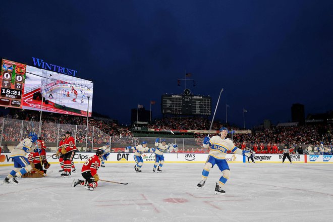 Cam Fowler se je takole veselil svojega prvega gola na zimski klasiki v Chicagu. FOTO: Michael Reaves/AFP