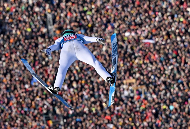 Takšen razgled na množico gledalcev se je ponudil Domnu Prevcu. FOTO: Kerstin Joensson/AFP