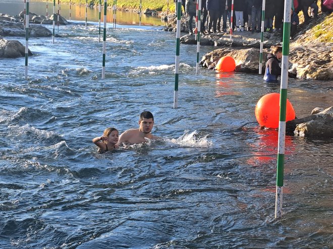 Novoletnega skoka in plavanja v mrzli Savinji se udeleži staro in mlado od blizu in daleč. FOTO: Špela Kuralt/Delo