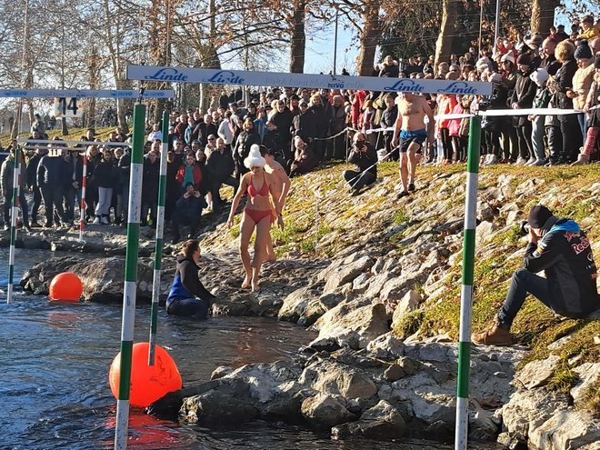 Sončno vreme je na breg Savinje privabilo več kot tisoč gledalcev, ki so spremljali najpogumnejše. FOTO: Špela Kuralt/Delo