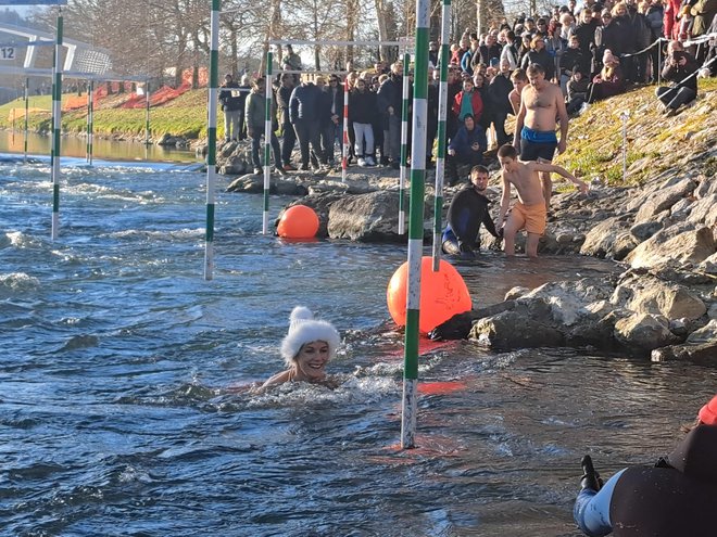 S kapo nad mrzlo vodo. FOTO: Špela Kuralt/Delo