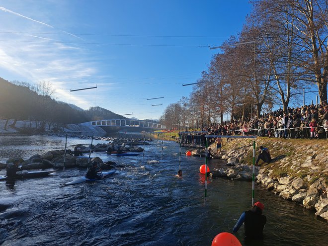 Tradicionalni novoletni skok v Savinjo na celjski Špici je spremljalo več kot tisoč gledalcev, za varnost pa so skrbeli kajakaši in potapljači. FOTO: Špela Kuralt/Delo