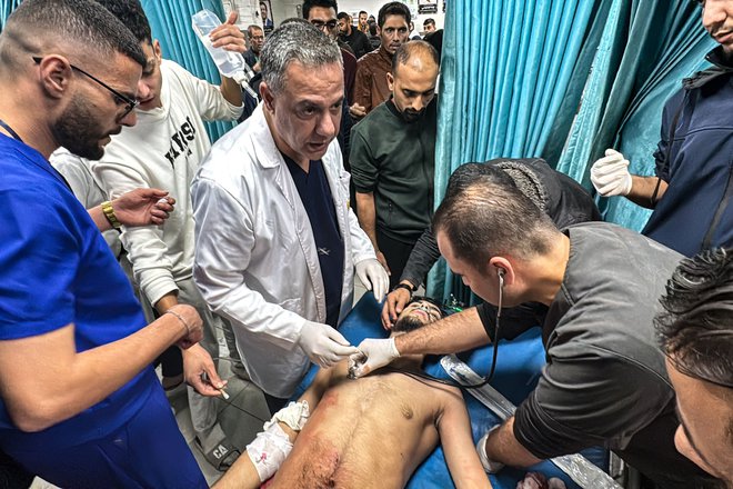 Doktor Husam Abu Safija je bil – tako kot je večkrat obljubil – zadnji, ki je po treh mesecih izraelskega brutalnega obleganja zapustil bolnišnico Kamal Advan v Beit Lahiji na severu Gaze. FOTO: AFP