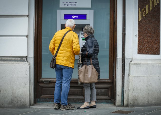 Upokojenske organizacije nasprotujejo zdaj že dolgoletni praksi vsakokratne vlade, da določi letni dodatek v petih višinah in ne v dveh, kot predvideva pokojninska zakonodaja. FOTO: Jože Suhadolnik