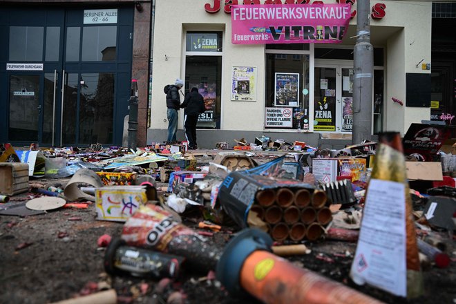 Razdejanje, ki so ga povzročila pirotehnična sredstva v Berlinu. FOTO: Tobias Schwarz/AFP