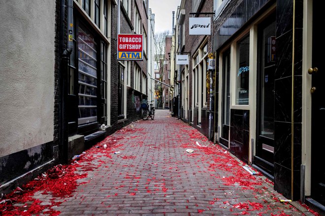 Amsterdamska ulica po novoletnem rajanju. Na nizozemskem sta zaradi pirotehnike umrla dva človeka. FOTO: Ramon Van Flymen/AFP