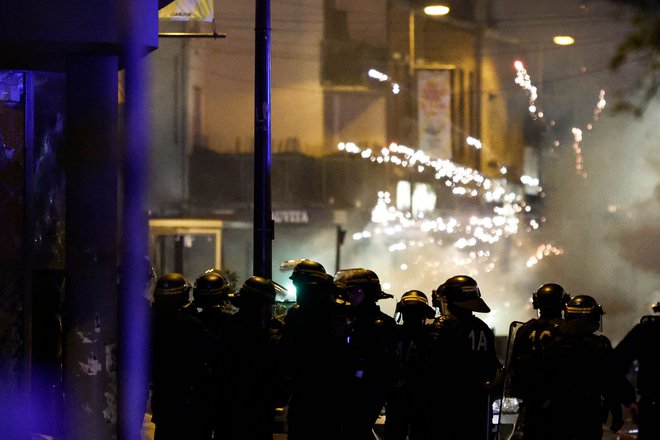 Fireworks explode as policemen stand by during protests in Roubaix, northern France on June 30, 2023, three days after a teenager was shot dead during a police traffic stop in the Paris suburb of Nanterre. Protests over the fatal police shooting of a teenager rocked France for a third straight night on June 29, with cars burned, buildings vandalised and hundreds arrested in cities across the country.
The nighttime unrest followed a march earlier on Thursday in memory of the 17-year-old, named Nahel, whose death has revived longstanding grievances about policing and racial profiling in France's low-income and multiethnic suburbs. (Photo by Kenzo TRIBOUILLARD/AFP) Foto Kenzo Tribouillard Afp