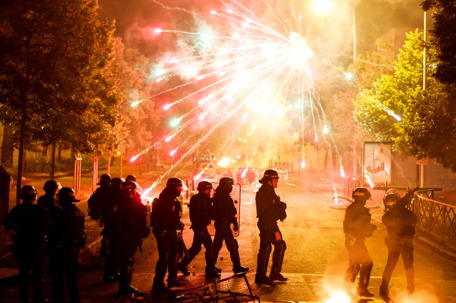 V Franciji so s pirotehniko zakurili kar 984 avtomobilov. Policisti so aretirali več kot 400 oseb. FOTO: Gonzalo Fuentes/Reuters