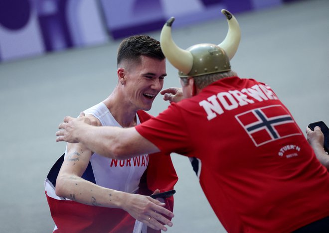 Jakob Ingebrigtsen v Parizu proslavlja zmago v teku na 5000 metrov. FOTO: Phil Noble/Reuters