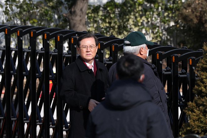 Preiskovalci so poskusili v četrtek aretirati Jola, vendar so se pred palačo zbrali podporniki suspendiranega predsednika, ki so ovirali postopek. FOTO: Kim Hong-ji/Reuters