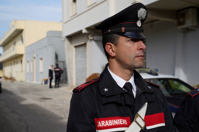 Karabinjer pred skrivališčem Mattea Messine Denara, enega od mafijskih šefov. FOTO: Antonio Parrinello/Reuters