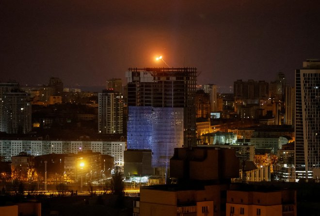 Eksplozija drona med enim izmed ruskih napadov na Kijev. FOTO: Gleb Garanich/Reuters