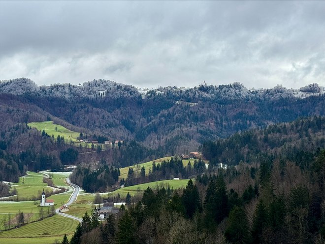 V Polhograjcih je snega za vzorec, pa še to le v višjih legah. FOTO: Gašper Završnik/Delo