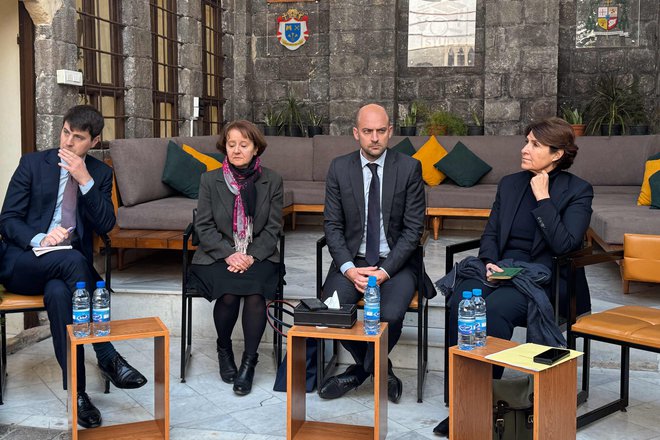 Francoski zunanji minister Jean-Noël Barrot in nemška zunanja ministrica Annalena Baerbock sta se danes v Damasku sestala z novimi sirskimi oblastmi. FOTO: Omar Haj Kadour/AFP