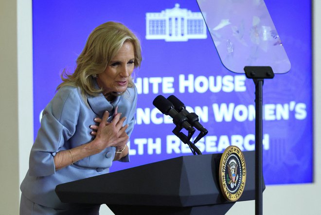 Drugo najvrednejše darilo je Jill Biden dobila od Oksane Markarove, ukrajinske veleposlanice v ZDA. FOTO: Kevin Lamarque/Reuters