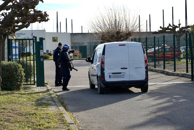 Policisti ob vhodu v zapor v Arlesu. FOTO: Tea Ziade/AFP