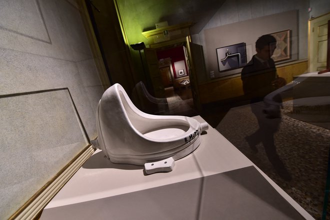 Kakšen Marcel Duchamp se verjetno privoščljivo hahlja tam nekje nad oblaki, ko opazuje globokoumne študije
o svojem pisoarju. FOTO: Giuseppe Cacace/AFP