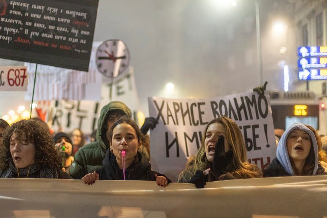 Študenti od vlade med drugim zahtevajo objavo celotne dokumentacije o prenovi novosadske železniške postaje. FOTO: Reuters