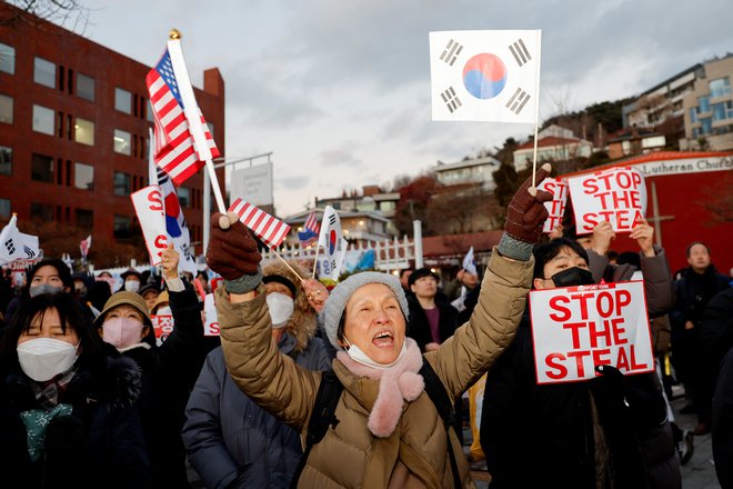 Podporniki odstavljenega predsednika so nosili transparente in ameriške zastave ter pojasnili, da je veleizdaja poskus aretacije Jun Sok Jola, ne pa njegova razglasitev izrednega stanja 3. decembra lani. FOTO: Soo-hyeon Kim/Reuters