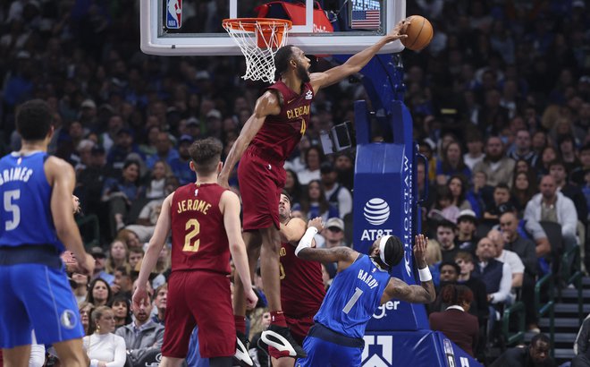 Vodilni v ligi NBA Cleveland je pod taktirko najboljšega strelca tekme branilca Evana Mobleya (4) košarkarjem Dallasa zadal že četrti zaporedni poraz. FOTO: Kevin Jairaj/Usa Today Sports Via Reuters Con