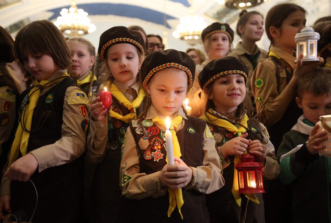 Ukrajinski skavti so sredi decembra od avstrijskih prejeli betlehemsko luč miru. FOTO: Anatolii Stepanov/AFP