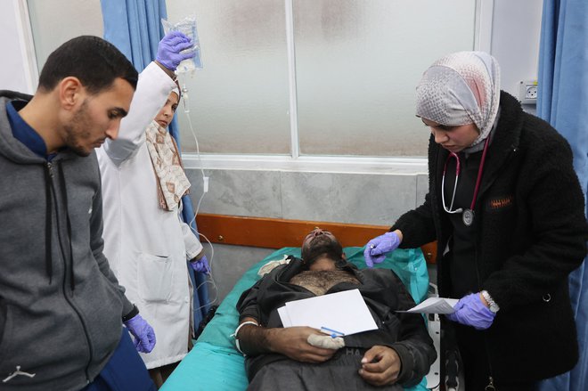 Ranjeni Palestinec je prejel medicinsko pomoč v bolnišnici Al Šifa, potem ko je bil z več drugimi evakuiran iz bolnišnice Kamal Advan, 28. decembra 2024. FOTO: Omar Al-qattaa/AFP