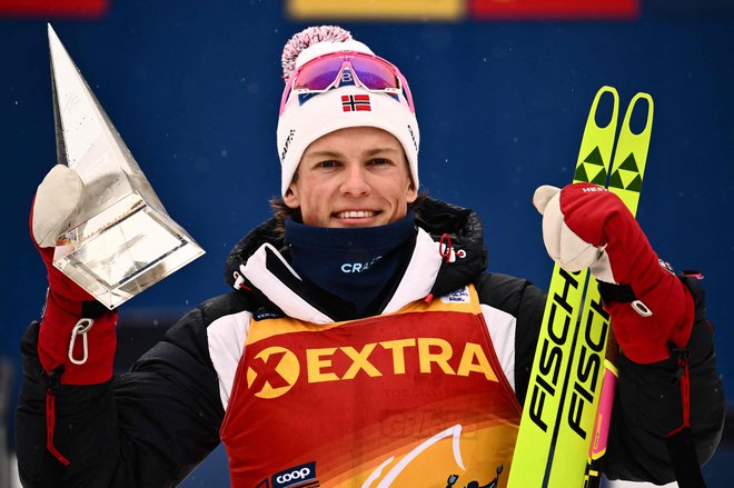 Z 91. zmago v svetovnem pokalu se je norveški as v smučarskih tekih Johannes Høsflot Klæbo zavihtel tudi na vrh skupnega seštevka v svetovnem pokalui. FOTO: Marco Bertorello/AFP