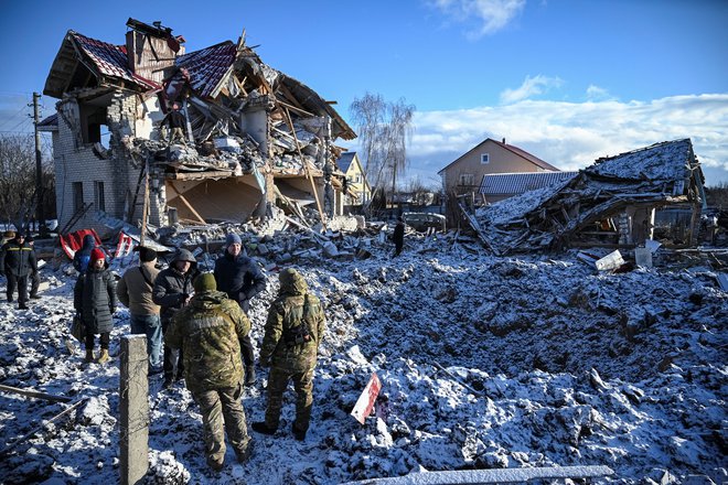 Uničene stanovanjske stavbe v mestu Černihiv. FOTO: Maksim Kiška/Reuters