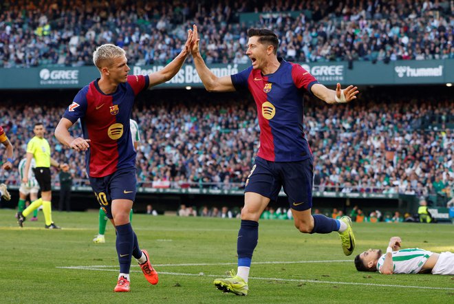 Robert Lewandowski lahko igra za Barcelono, Dani Olmo (levo) ne. FOTO: Marcelo Del Pozo/Reuters