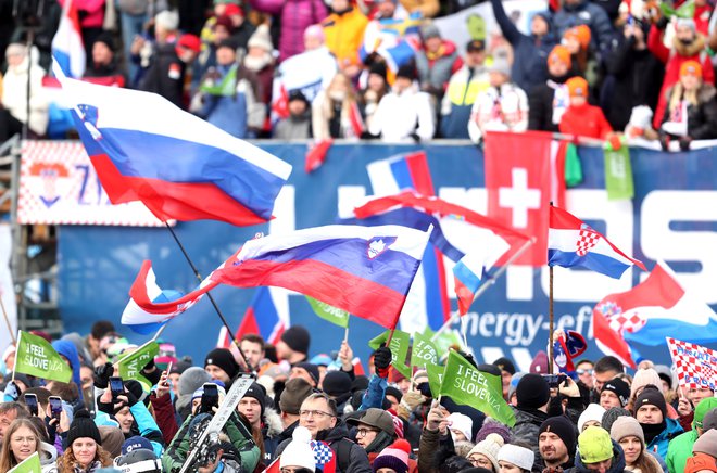 Podkoren je tudi s pomočjo navijačev smučarsko obarvaN. Foto: Blaž Samec/DELO