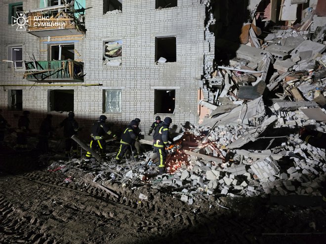 Ruševine v kraju Svesa po ruskem napadu. FOTO: Reuters