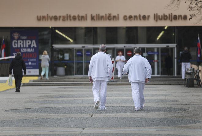 Med vodji velikih ustanov z nekaj tisoč zaposlenimi se bosta plači direktorjema UKC Ljubljana in Maribor zvišali za 61 oziroma 57 odstotkov. FOTO: Jože Suhadolnik/Delo